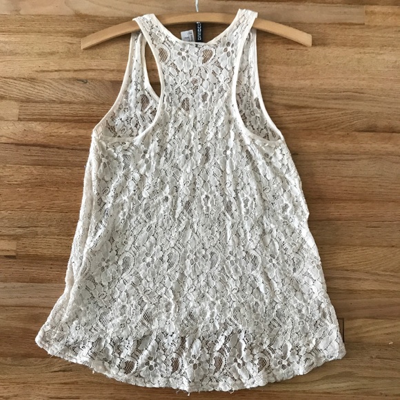 Must have lace tank 🌼 - Picture 2 of 3
